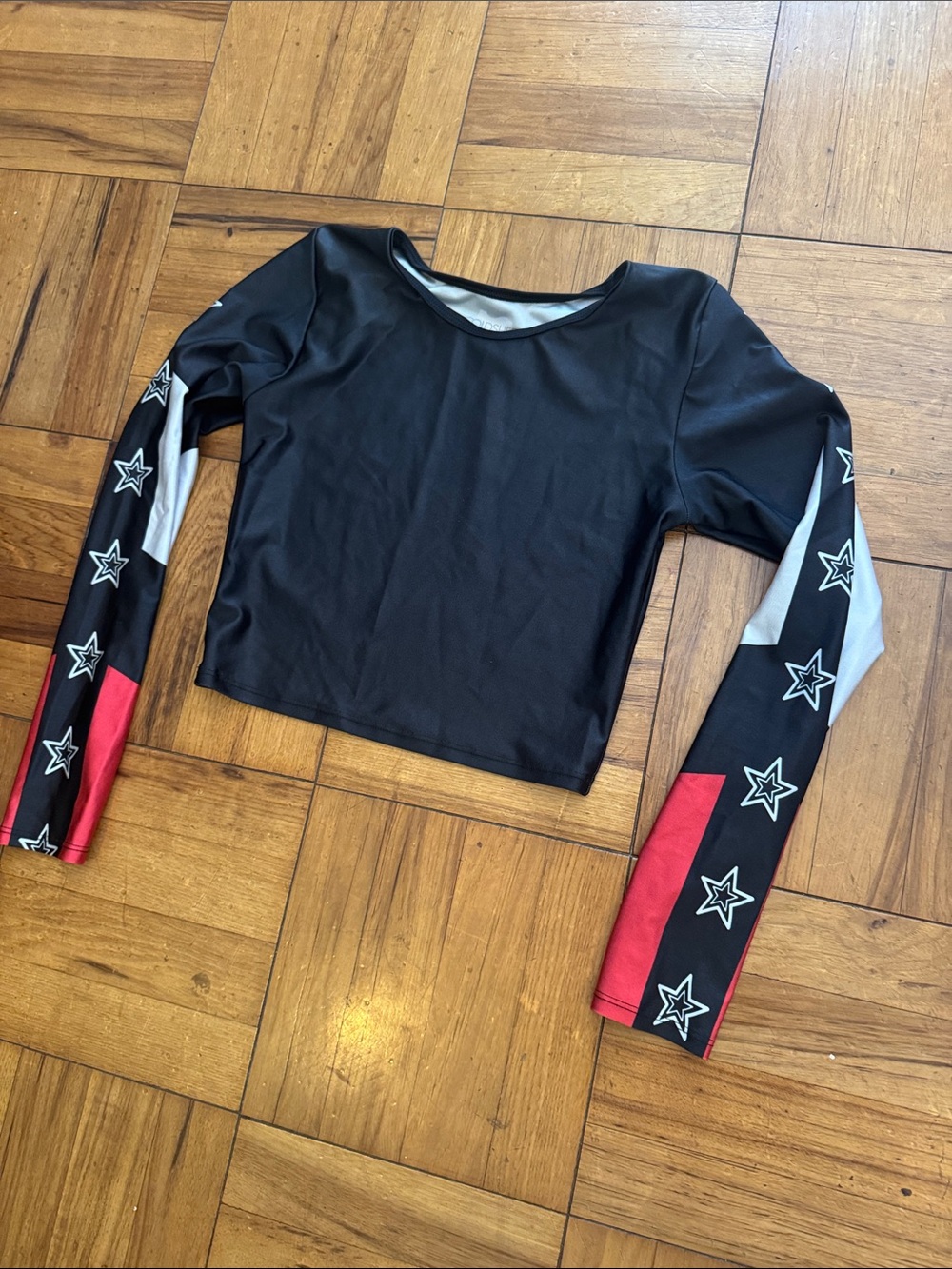 Goldsheep Black Crop Long Sleeve Sports Top with Star-Print Sleeves